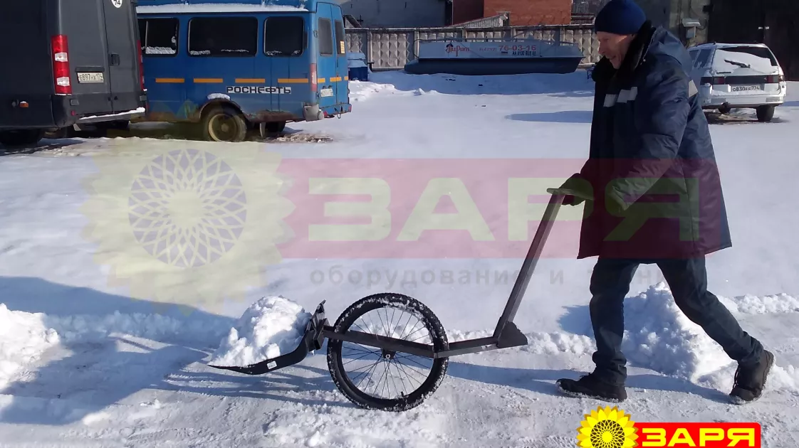 Уборка снега без усталости: лопата с колесом ускоряет работу в 10 раз и экономит силы